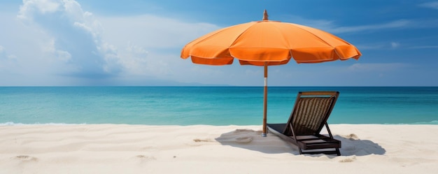 Strandstühle und ein Regenschirm an einem weißen Sandstrand mit einem atemberaubenden blauen Himmel