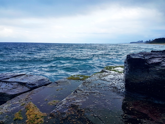 Strandszene mit Felsen