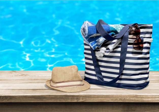 Strandtasche auf Poolhintergrund