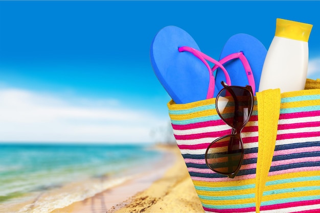 Strandtasche auf Sand des tropischen Strandes