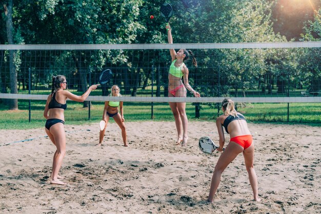 Foto strandtennisspieler am netz