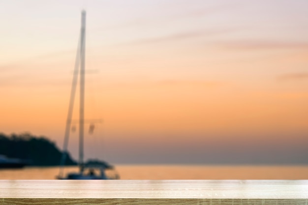 Strandtischhintergrund mit verschwommener Landschaft