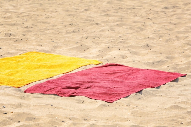 Strandtücher auf Sand