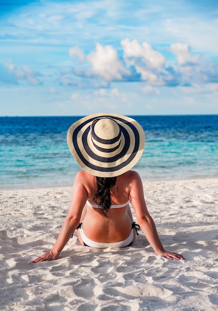 Strandurlaub. Frau und tropischer Strand auf den Malediven.