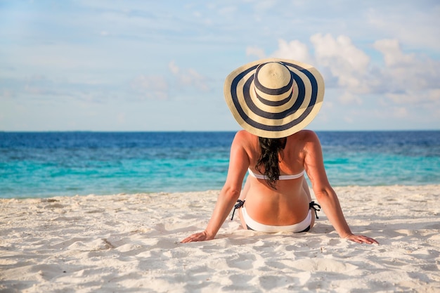 Strandurlaub. Mädchen und tropischer Strand auf den Malediven.