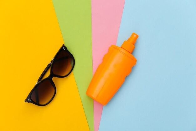 Strandurlaub. Sonnencreme-Flasche und Sonnenbrille