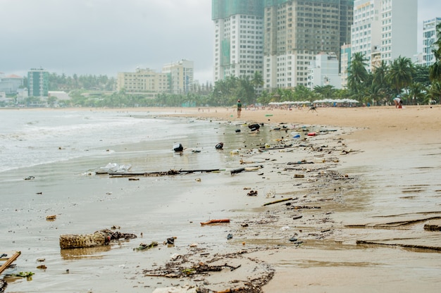 Strandverschmutzung. Plastikflaschen und anderer Müll am Meeresstrand