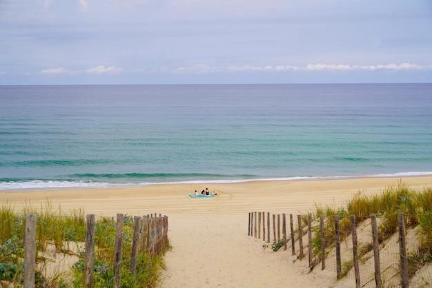 Strandwegweg auf Sanddüne mit Zaunzugang zum Meer im Cap-Ferret-Ozeanatlantik in Frankreich