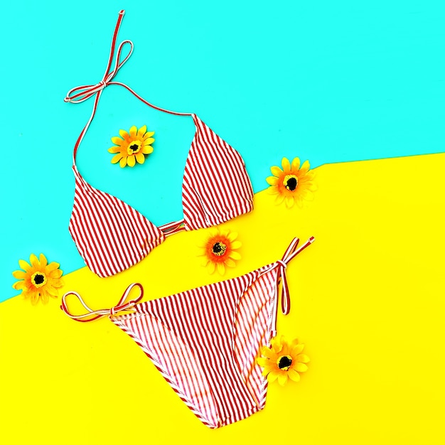 Strandzeit. Ferien. Stylischer Bikini für Lady