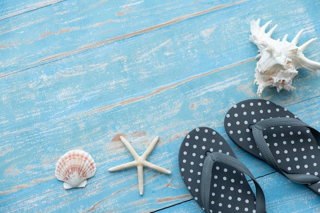 Strandzubehör auf blauem Holztisch. Sommerkonzept