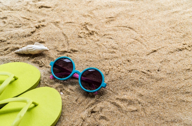 Strandzubehör auf Tisch am Strand - Sommerferien