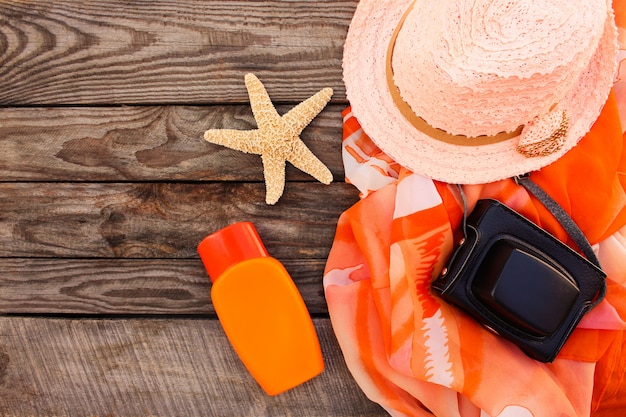 Foto strandzubehör der sommerfrauen für ihren seeurlaub