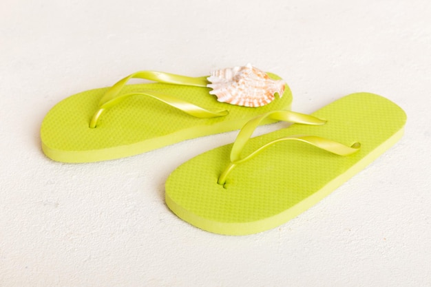 Strandzubehör Flip Flops und Seesterne auf farbigem Hintergrund Draufsicht Mock up mit Kopierbereich