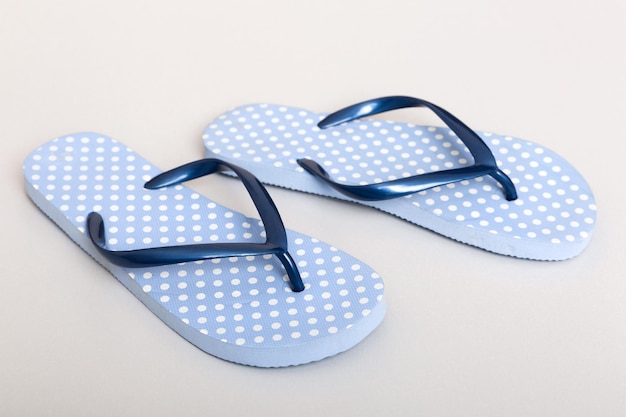 Strandzubehör Flip Flops und Seesterne auf farbigem Hintergrund Draufsicht Mock up mit Kopierbereich