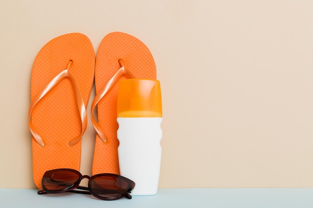 Strandzubehör Flip Flops und Seesterne auf farbigem Hintergrund Mock-up mit Kopierraum