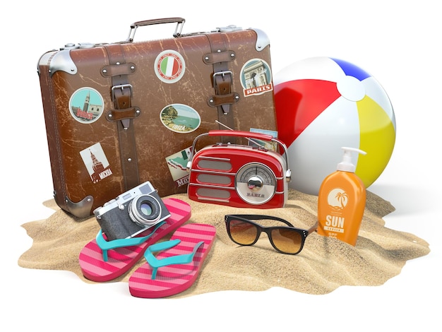 Strandzubehör zum Entspannen, Sonnencreme, Flasche, Flip-Flops, Sonnenbrille, Radio, Kamera und Ball im Sand