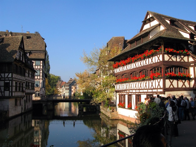 Strasbourg France bela fachada de uma antiga casa decorada com flores, canais com água