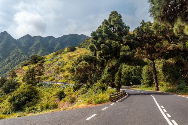 Straße am Aussichtspunkt im Dorf Hermigua im Norden der Kanarischen Inseln La Gomera