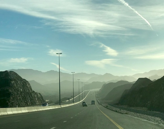 Straße am Berg gegen den Himmel