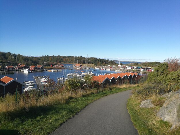 Foto straße am fluss und gebäude vor klarem blauen himmel