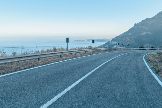 Straße am Meer mit blauem Himmel