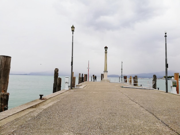 Straße am Pier auf dem Meer gegen den Himmel