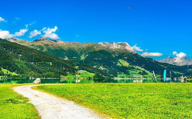 Straße am Reschensee in Südtirol, Italienische Alpen
