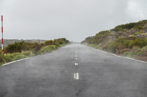 Straße an bewölktem Tag im Nationalpark El Teide Teneriffa Kanarische Inseln Spanien