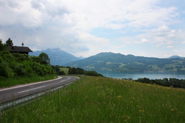 Straße an den italienischen Bergen, Alpen