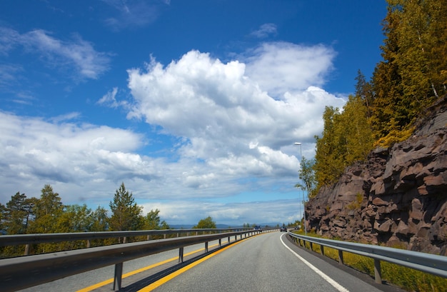 Straße an den norwegischen Bergen, Norwegen