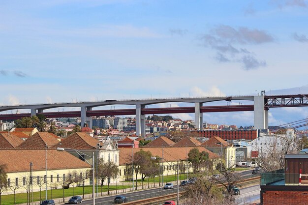 Foto straße an der brücke in der stadt gegen den himmel