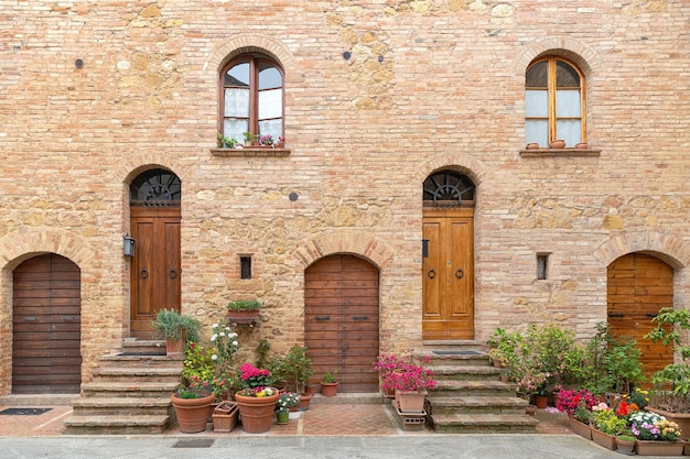 Straße an einem Frühlingstag in der kleinen Stadt Pienza Toskana