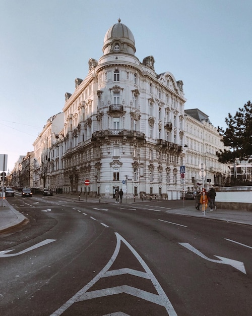 Straße an Gebäuden vor klarem Himmel