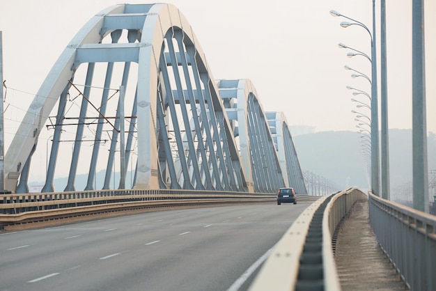 Straße auf Brücke