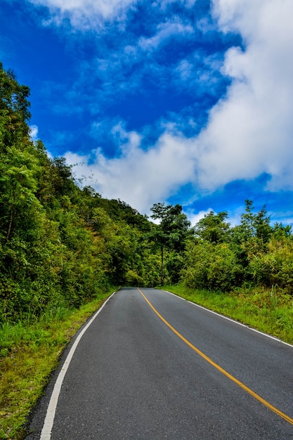 Straße auf dem Berg und dem Himmel mit Natur