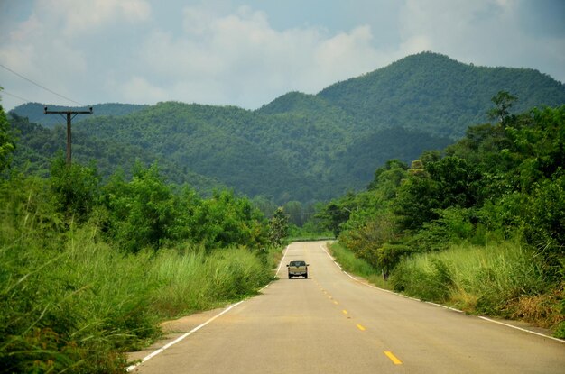 Straße auf dem Land in der Nähe von Kaeng Krachan Damm