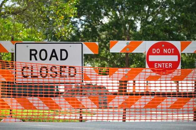 Straße auf der Baustelle mit Schutzzaunbarriere gesperrt