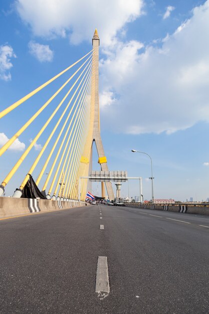 Straße auf der Rama-VIII-Brücke