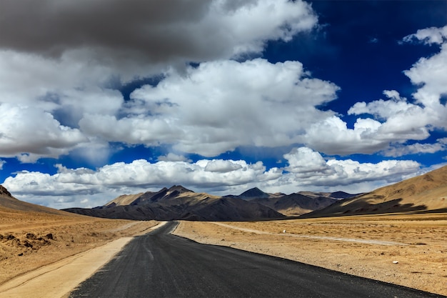 Straße auf Ebenen im Himalaya mit Bergen