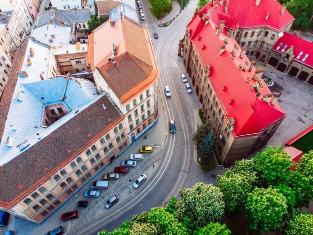 Straße der alten europäischen Stadt auf Sonnenuntergang Luftbild