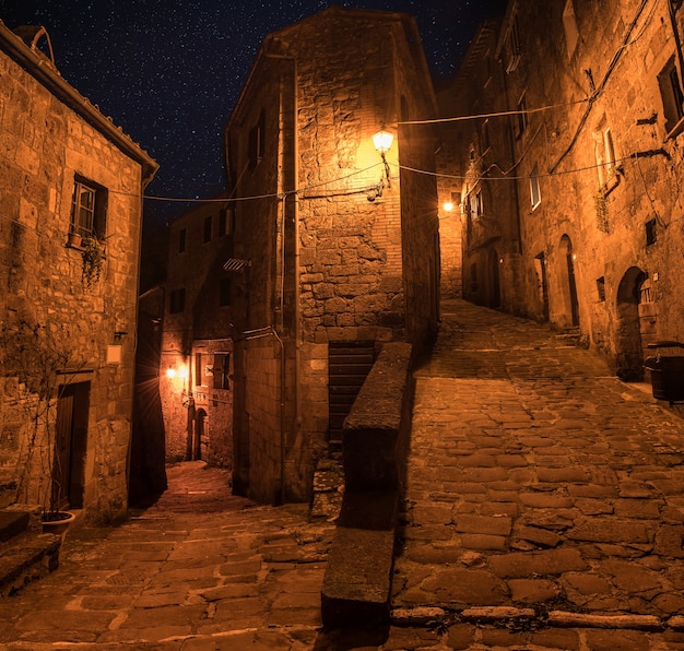 Straße der alten mittelalterlichen Tuffstadt Sorano bei Nacht - europäischen Hintergrund reisen