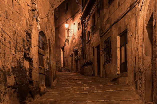 Straße der alten mittelalterlichen Tuffstadt Sorano bei Nacht - europäischen Hintergrund reisen