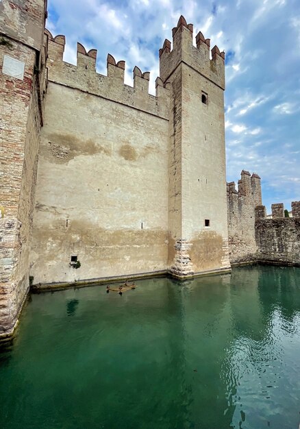 Straße der Burg Scaligero in Sirmione am Gardasee in Italien im Sommer