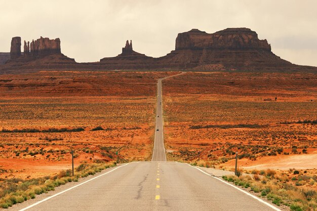 Foto straße, die durch die landschaft führt