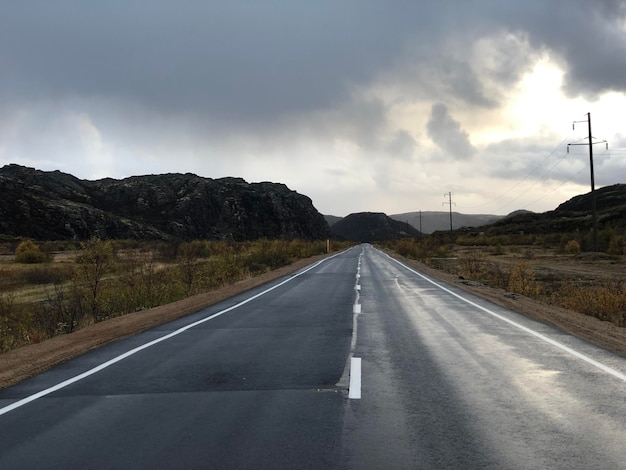 Foto straße, die durch die landschaft führt