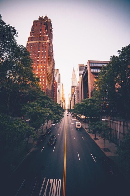 Foto straße, die durch die stadt führt