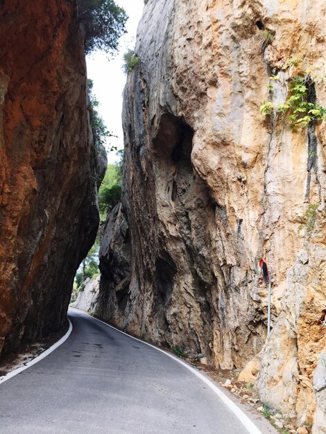 Foto straße, die in richtung felsige berge führt