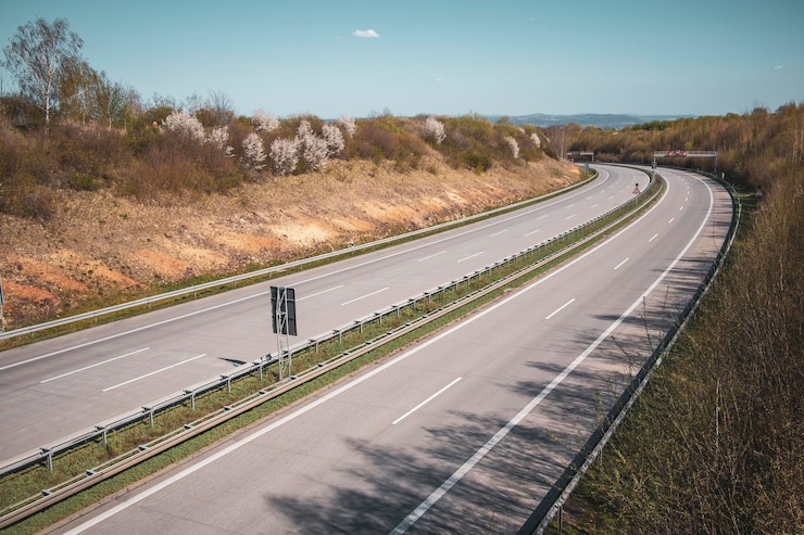 Foto straße, die zu bäumen auf dem feld gegen den himmel führt