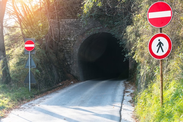 Foto straße, die zu den tunnelschildern führt, geben sie nicht ein