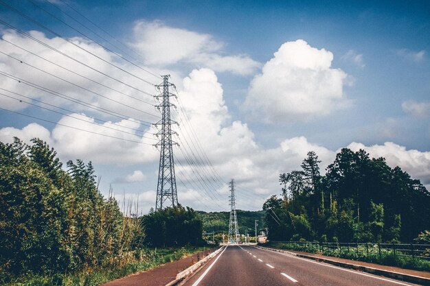 Foto straße durch bäume gegen den himmel